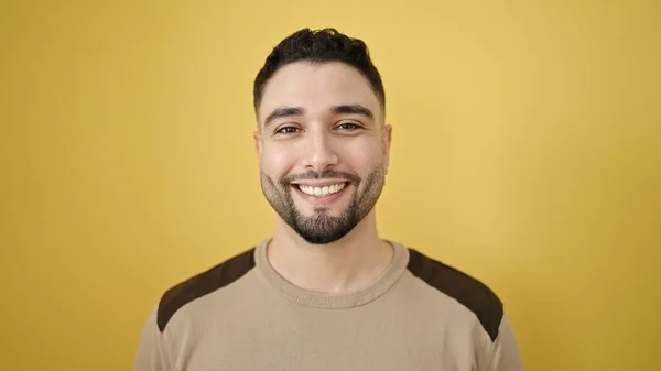 Jovem Árabe Homem Sorrindo Confiante Sobre Isolado Fundo Amarelo — Fotografia de Stock