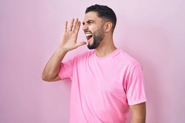 Hispanic Young Man Standing Pink Background Shouting Screaming Loud Side — Stock Photo, Image