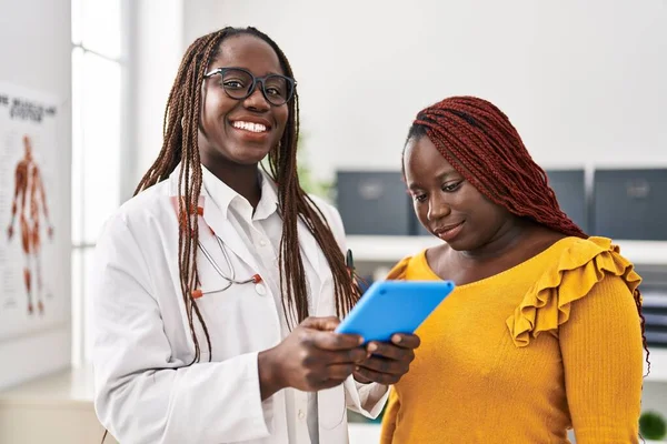 African American Women Doctor Patient Using Touchpad Having Consultation Clinic — Stockfoto