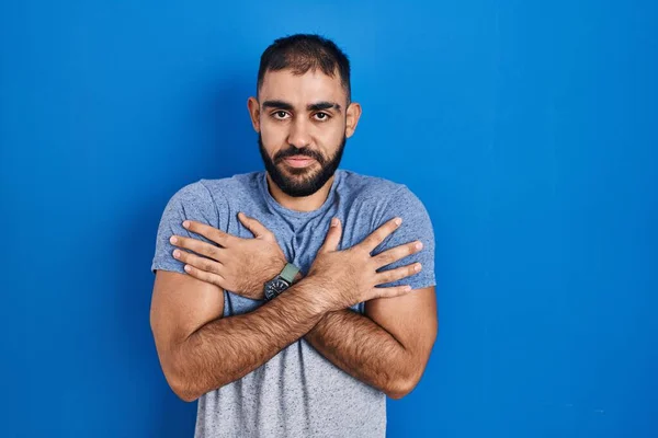 Naher Osten Mann Mit Bart Steht Vor Blauem Hintergrund Zitternd — Stockfoto