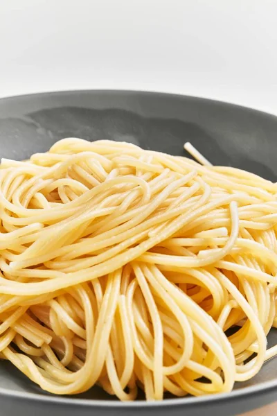 Heerlijke Plaat Italiaanse Spaghetti Pasta Geïsoleerde Witte Achtergrond — Stockfoto