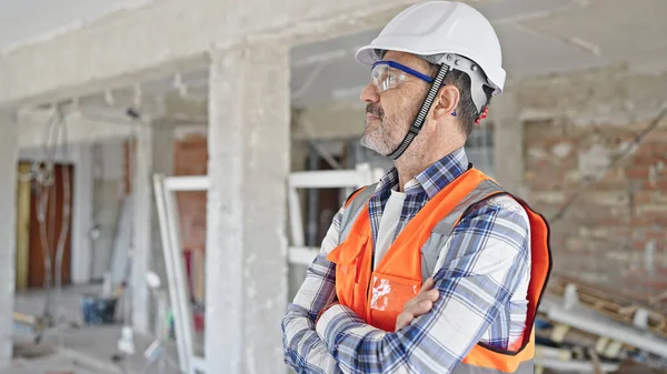 Bauarbeiter Mittleren Alters Steht Mit Verschränkten Armen Und Entspanntem Gesichtsausdruck — Stockfoto