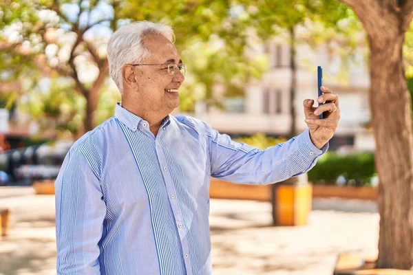 Senior Man Lacht Vol Vertrouwen Selfie Maken Door Smartphone Het — Stockfoto