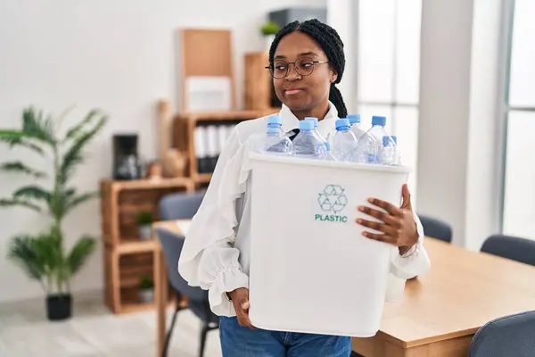 Africano Americano Mulher Trabalhando Escritório Segurando Garrafa Plástico Para Reciclagem — Fotografia de Stock