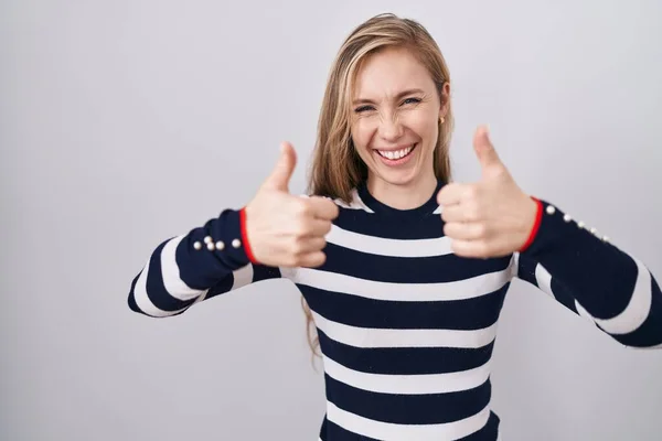 Νεαρή Καυκάσιος Γυναίκα Φορώντας Casual Ναυτικό Πουλόβερ Έγκριση Κάνει Θετική — Φωτογραφία Αρχείου