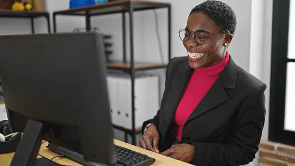 アフリカ系アメリカ人の女性ビジネスワーカーがオフィスで働くコンピュータを使って — ストック写真
