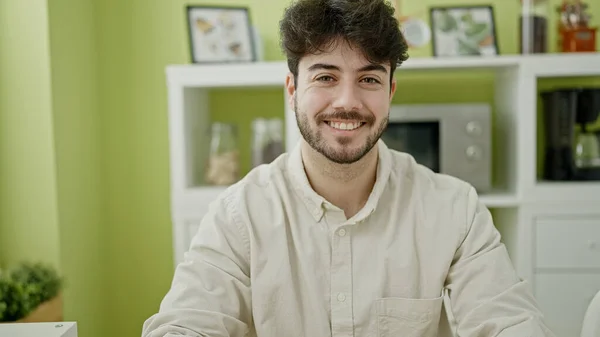 Fiatal Spanyol Férfi Mosolyogva Magabiztosan Asztalon Ebédlőben — Stock Fotó