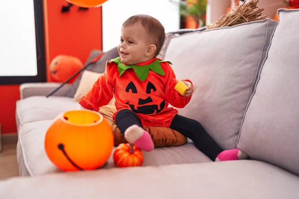 Adorável Bebê Hispânico Tendo Festa Halloween Vestindo Traje Abóbora Casa — Fotografia de Stock