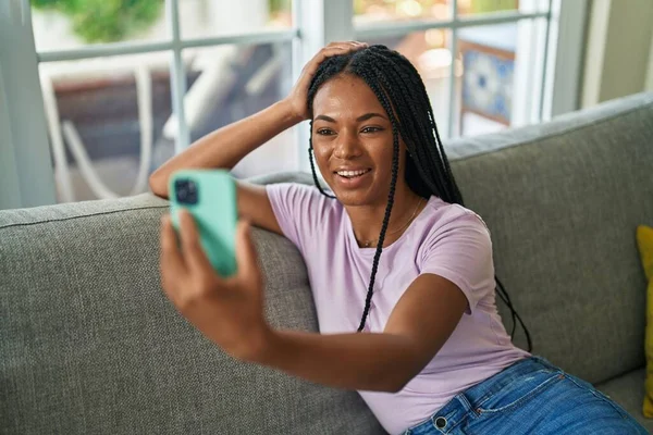 Африканська Американка Має Відеодзвінок Сидячи Вдома Дивані — стокове фото