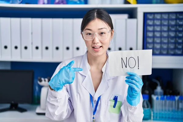 Chinese Young Woman Working Scientist Laboratory Holding Banner Pointing Finger — Stock Photo, Image