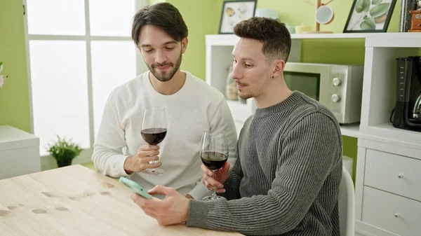 Dos Hombres Pareja Usando Una Copa Vino Comedor — Foto de Stock