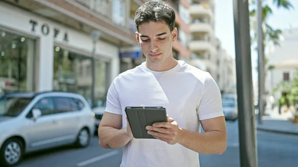 Joven Hispano Usando Touchpad Calle —  Fotos de Stock