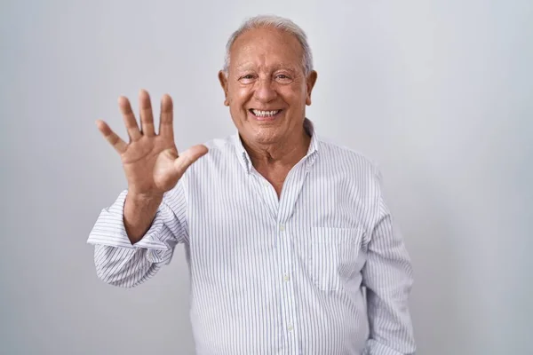 Uomo Anziano Con Capelli Grigi Piedi Sfondo Isolato Mostrando Puntando — Foto Stock