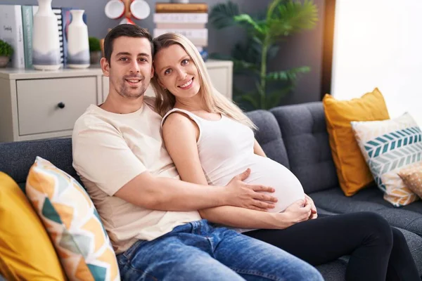 Mann Und Frau Berühren Bauch Auf Sofa Hause — Stockfoto