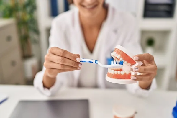 年轻美丽的惊慌失措的女牙医在诊所教清洁牙齿 — 图库照片