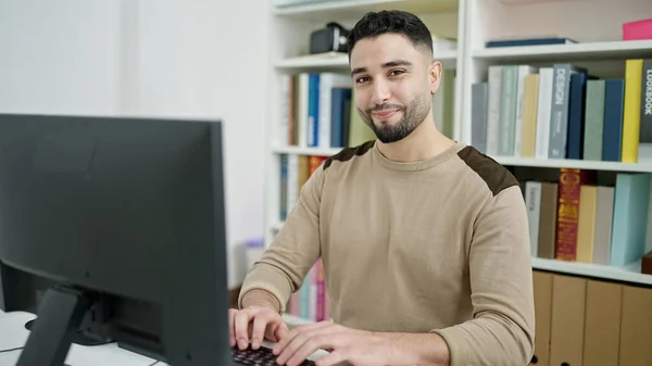 Estudiante Árabe Joven Que Estudia Computación Aula Universitaria —  Fotos de Stock