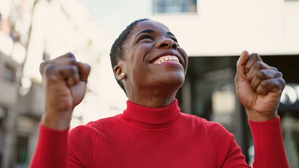 Afrikansk Amerikansk Kvinna Ler Säker Tittar Upp Mot Himlen Med — Stockfoto
