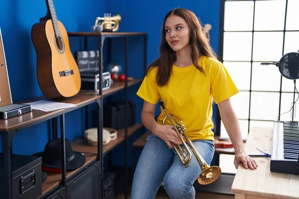 Молодая Женщина Музыкант Держит Трубу Музыкальной Студии — стоковое фото