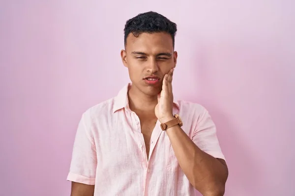 Junger Hispanischer Mann Der Vor Rosa Hintergrund Steht Und Den — Stockfoto