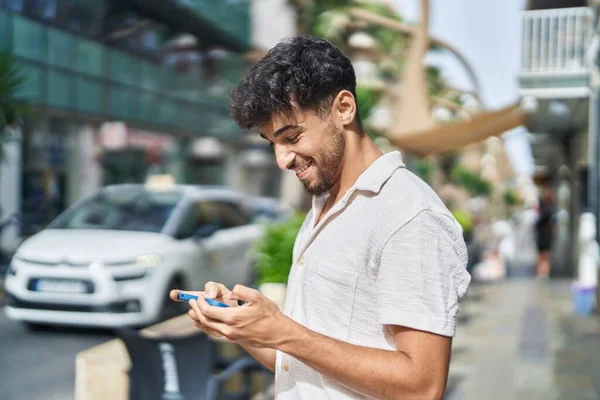 Молодий Араб Посміхається Впевнено Дивитися Відео Смартфон Вулиці — стокове фото