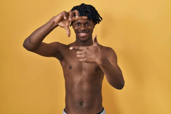 Молодой Африканский Мужчина Дредами Стоит Рубашки Улыбаясь Делая Рамку Руками — стоковое фото
