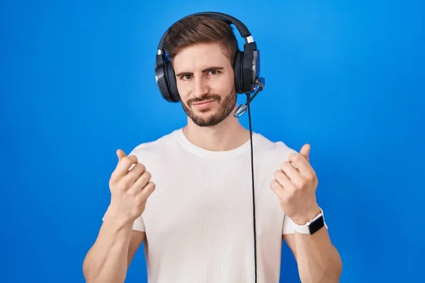 Ισπανόφωνος Άντρας Γενειάδα Ακούγοντας Μουσική Φορώντας Ακουστικά Κάνοντας Χειρονομίες Χέρια — Φωτογραφία Αρχείου