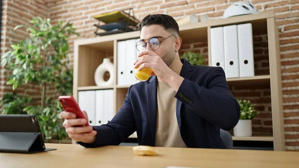 Hombre Árabe Joven Trabajador Negocios Desayunando Trabajando Oficina —  Fotos de Stock