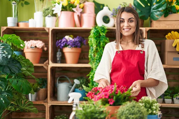 Jovem Bela Mulher Hispânica Florista Sorrindo Confiante Tocando Planta Loja — Fotografia de Stock