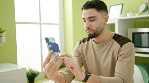 Jovem Árabe Homem Compras Usando Smartphone Cartão Crédito Casa — Fotografia de Stock