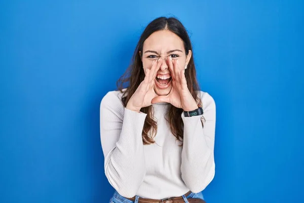 Young Hispanic Woman Standing Blue Background Shouting Angry Out Loud — Stock Photo, Image