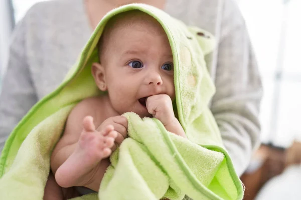 Adorable Caucasian Baby Sucking Hand Wearing Frog Towel Mother Arms — Stock Photo, Image