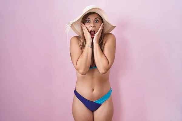 Junge Hispanische Frau Bikini Vor Rosa Hintergrund Verängstigt Und Schockiert — Stockfoto