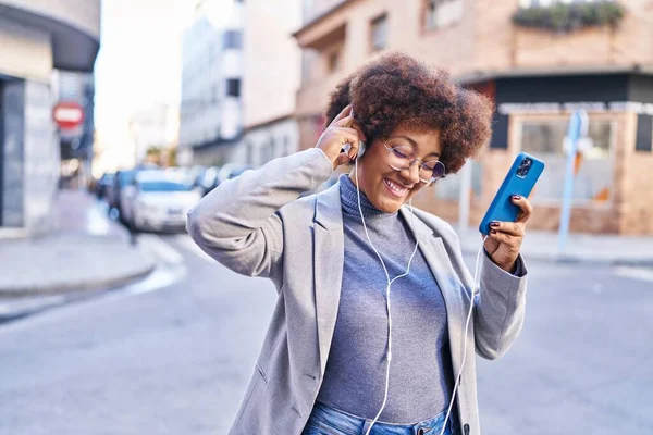 Αφρο Αμερικανίδα Εκτελεστική Χαμογελά Αυτοπεποίθηση Ακούγοντας Μουσική Στο Δρόμο — Φωτογραφία Αρχείου