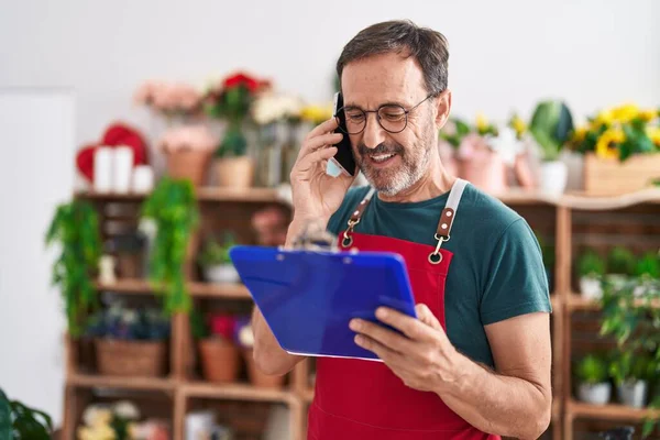 Medelålders Man Florist Talar Smartphone Läsning Urklipp Florist — Stockfoto