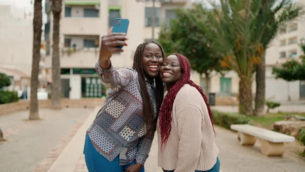 Два Африканских Американских Друга Улыбаются Уверенно Делая Селфи Смартфоне Парке — стоковое фото