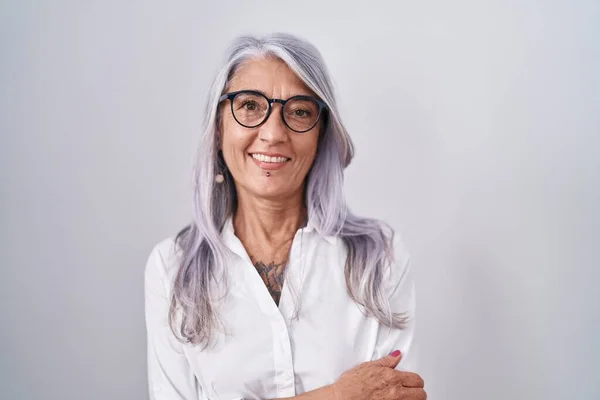 Mujer Mediana Edad Con Tatuajes Con Gafas Pie Sobre Fondo —  Fotos de Stock