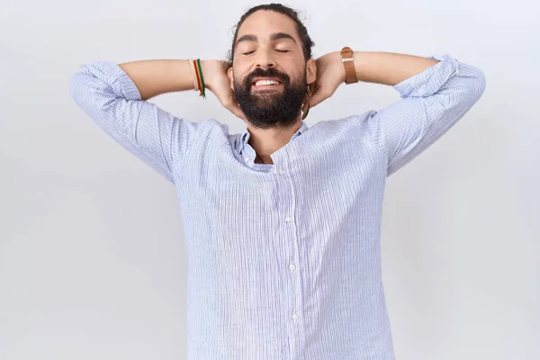 Hombre Hispano Con Barba Llevando Camisa Casual Relajante Estiramiento Brazos —  Fotos de Stock