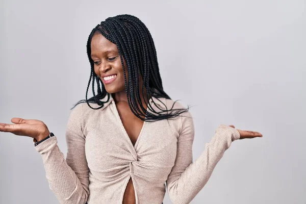 Afrikaanse Vrouw Met Vlechten Staan Witte Achtergrond Glimlachen Tonen Beide — Stockfoto