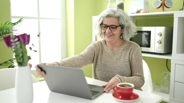 Middle Age Woman Grey Hair Using Laptop Sitting Table Home — Fotografia de Stock