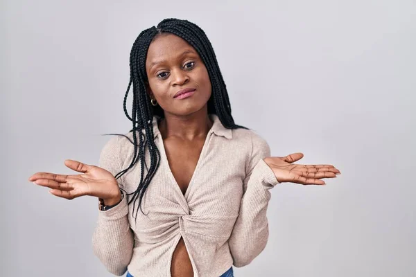 Afrikaanse Vrouw Met Vlechten Staan Witte Achtergrond Clueless Verwarde Uitdrukking — Stockfoto
