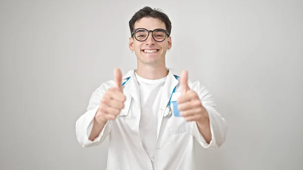 Νεαρός Ισπανός Γιατρός Κάνει Αντίχειρες Πάνω Από Απομονωμένο Λευκό Φόντο — Φωτογραφία Αρχείου