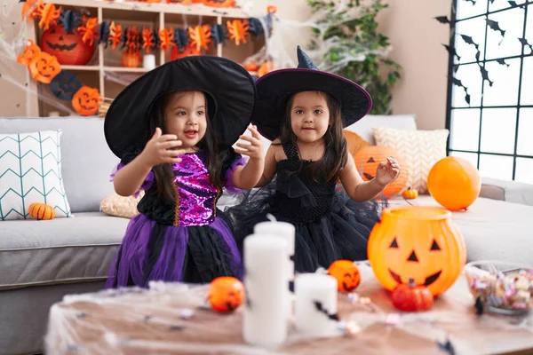 Adorables Chicas Gemelas Teniendo Fiesta Halloween Sonriendo Confiadas Casa —  Fotos de Stock