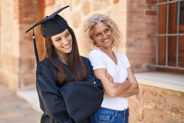 Duas Mulheres Mãe Filha Graduada Com Braços Cruzados Gesto Universidade — Fotografia de Stock