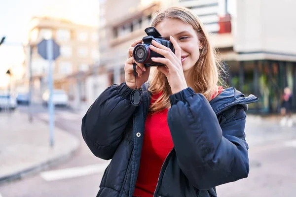 Joven Mujer Rubia Sonriendo Confiado Usando Cámara Profesional Calle —  Fotos de Stock