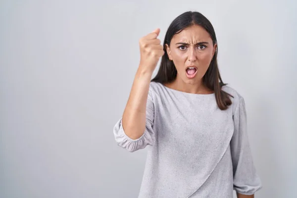 Junge Hispanische Frau Steht Wütend Und Wütend Vor Weißem Hintergrund — Stockfoto