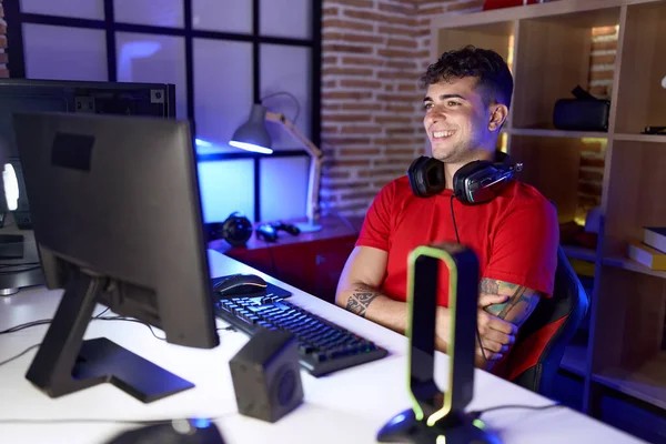 Young Hispanic Man Streamer Smiling Confident Sitting Arms Crossed Gesture — Stock Photo, Image