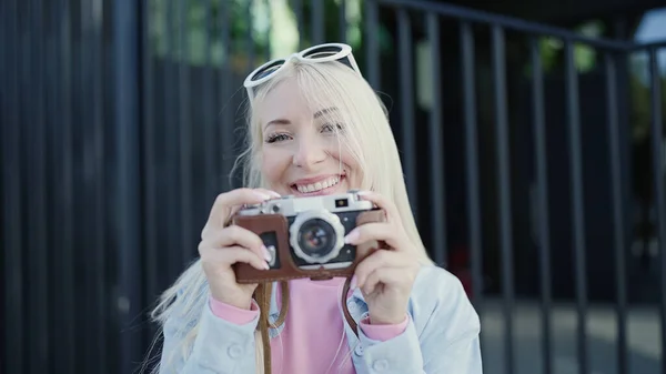 Young Blonde Woman Tourist Using Vintage Camera Street — Stok fotoğraf