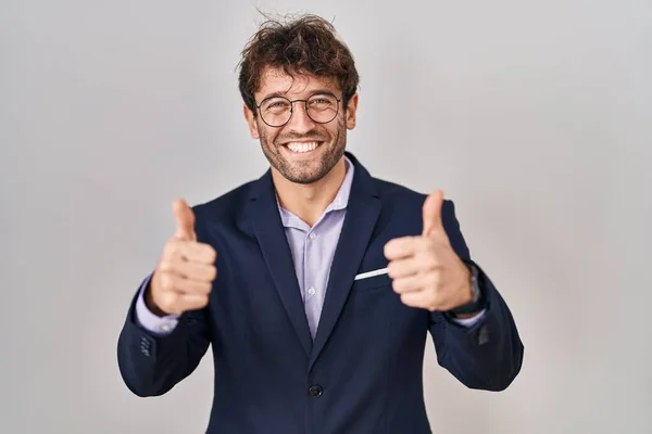 Spanyol Adamı Gözlük Takıyor Başarı Işareti Yapıyor Elleriyle Olumlu Jest — Stok fotoğraf