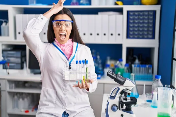 Jovem Morena Que Trabalha Laboratório Cientistas Estressada Frustrada Com Mão — Fotografia de Stock