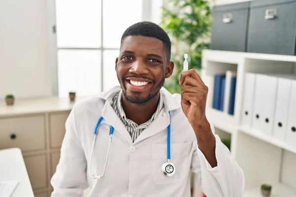 Afro Amerikalı Doktor Göz Damlası Tutuyor Olumlu Mutlu Görünüyor Kendine — Stok fotoğraf